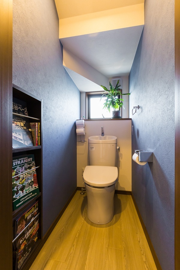階段下の空間を有効活用したトイレ