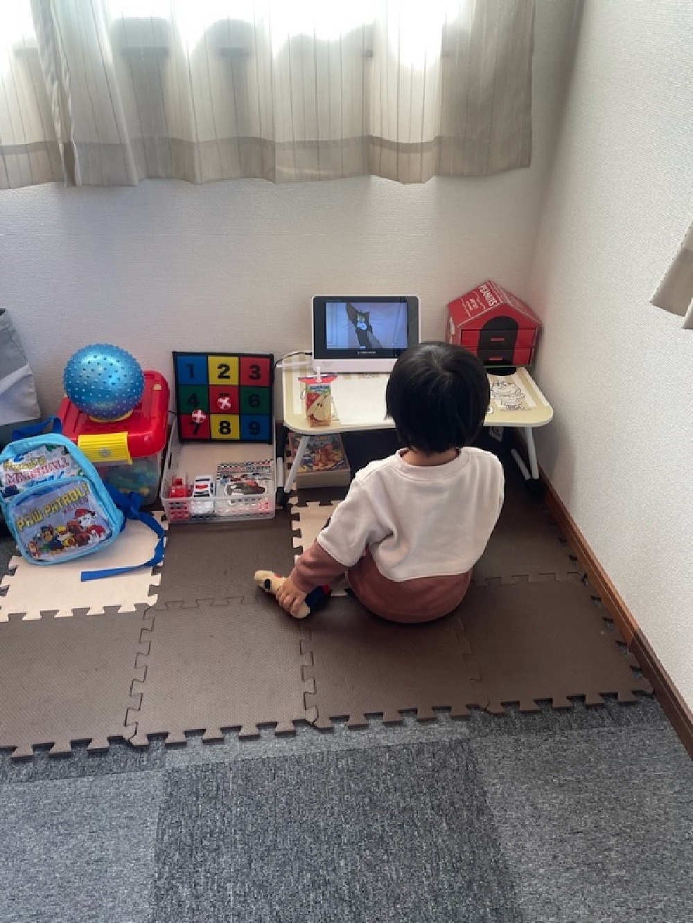 打ち合わせ中お子さんがキッズスペースでDVDを見ている様子