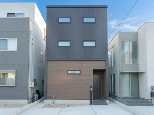 屋根裏部屋で筋トレもできちゃう”全館空調”×”GX志向型住宅”。趣味も性能もデザインも価格も、全部叶えた2人の理想のお家。