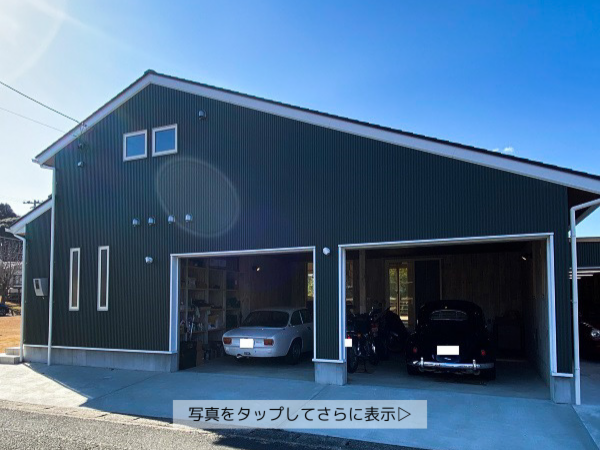 緑豊かなリゾート地にマッチしたモスグリーンのガルバリウム鋼板×ホワイトサッシの外観☆6台の車をガレージに？！車が趣味のご主人さんの夢を叶えたガレージハウス