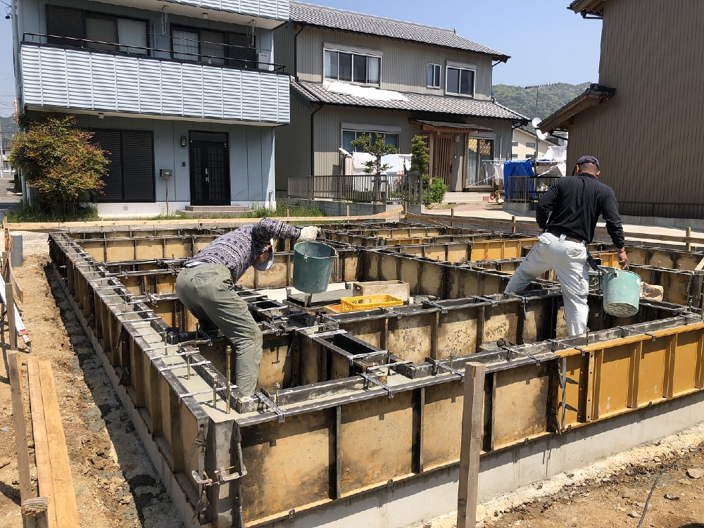 基礎立ち上がりを工事中の全景写真