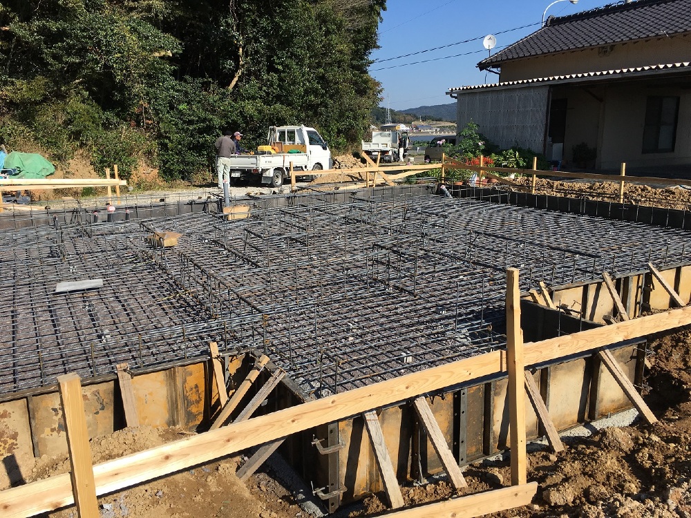 配筋工事が完了した基礎の全景写真