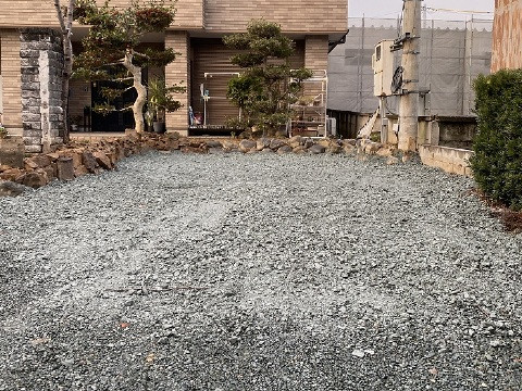 使わなくなったお庭を駐車場に！　　一ヶ月かからず、車一台と自転車が置ける立派な駐車場に大変身！
