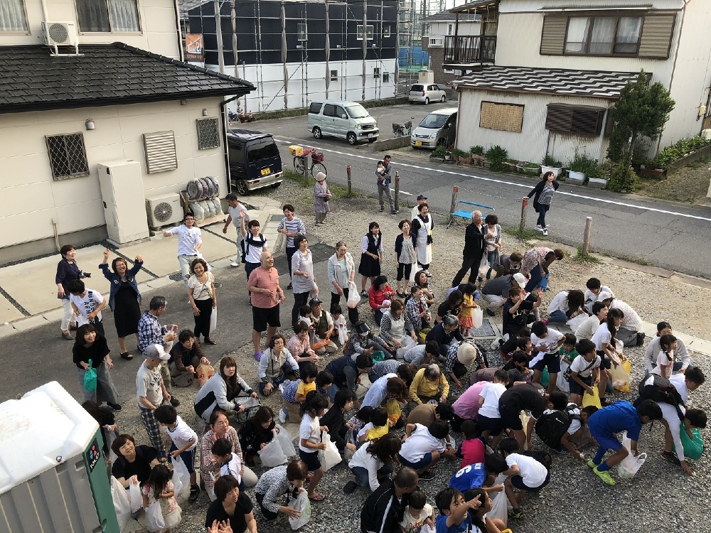 餅投げの様子