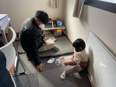 お客様のお子さんと遊ぶスタッフ