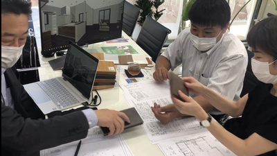 お客様と打ち合わせ