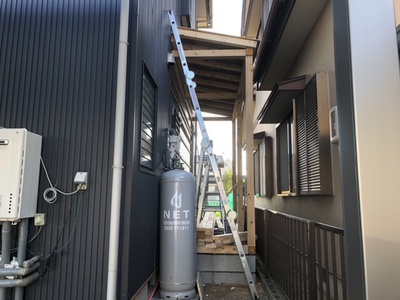 はしごをかけている