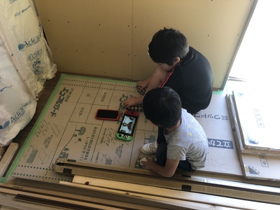 子供が遊んでる様子