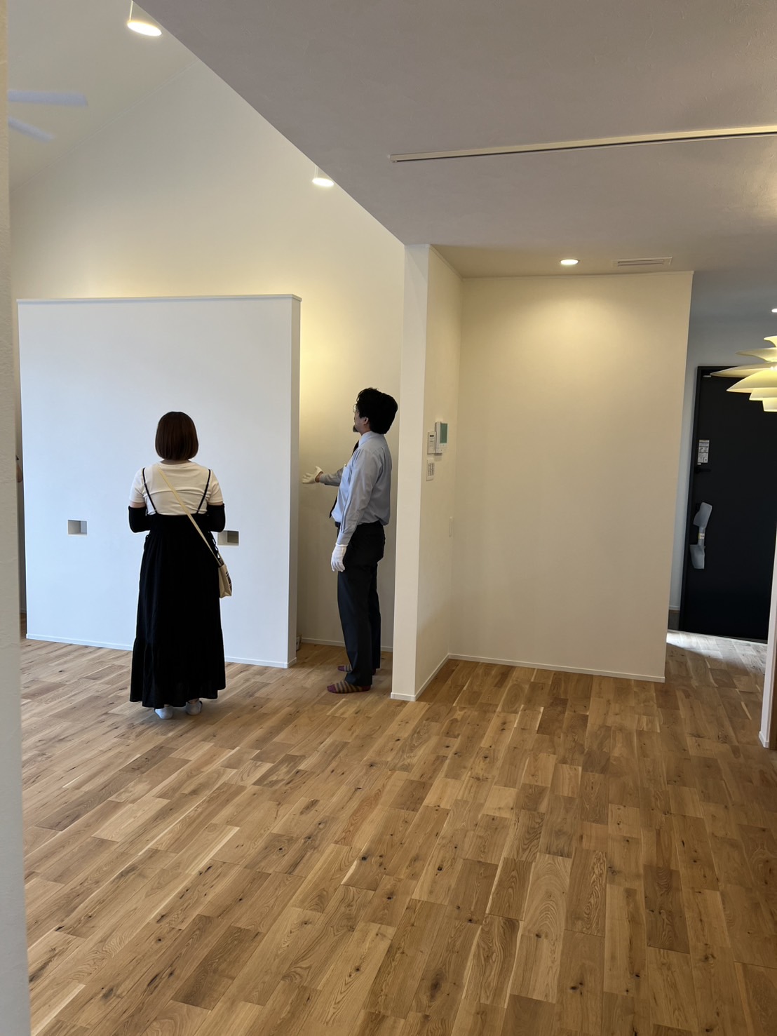 リビングのテレビボードの裏には収納が！