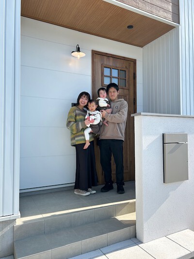 豊川市N様お引渡し。玄関前で記念撮影